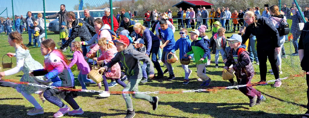 Vor dem Startschuss zur großen Eiersuche stürmen die Kinder das Flugfeld am Modellsportzentrum. Dort haben die Havelberger Modellflugsportler aus zwei Flugzeugen Süßigkeiten auf die Havelwiesen fallen lassen.