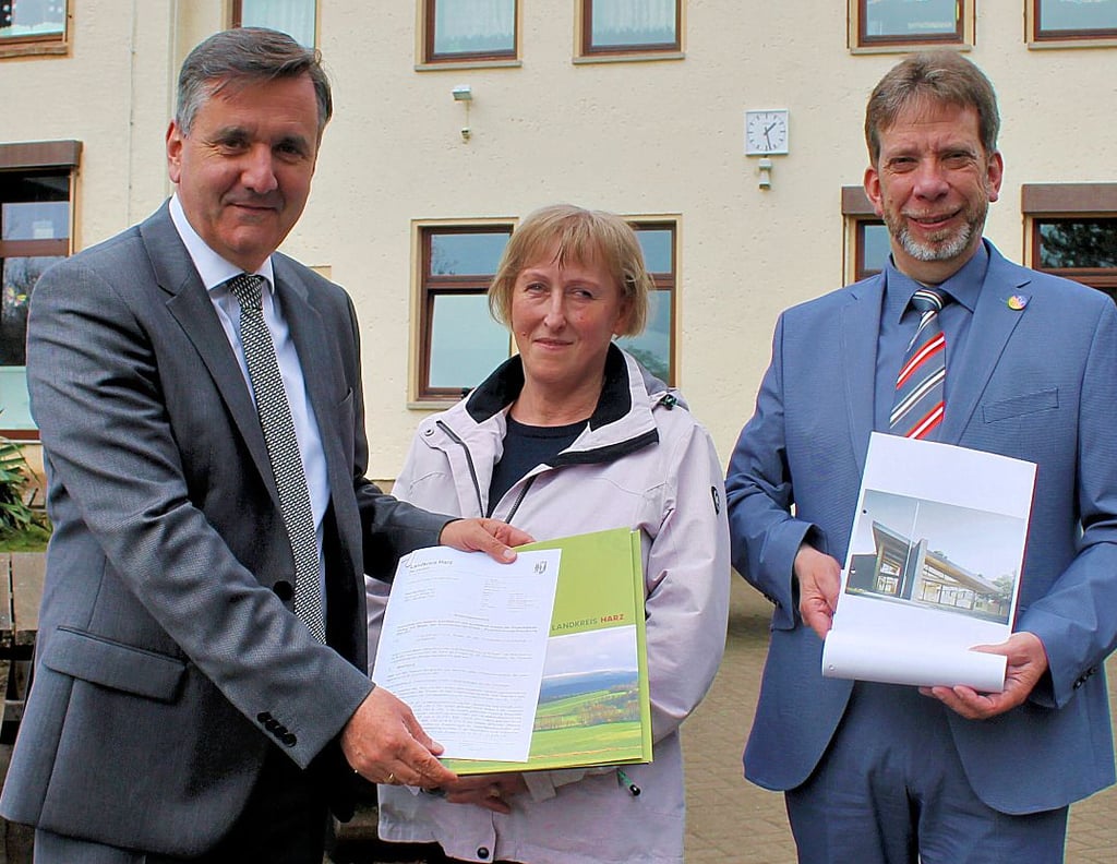 Thomas Balcerowski, Edda Geye-Bober und Denis Loeffke (von links) bei der Übergabe des Fördergeldbescheids.