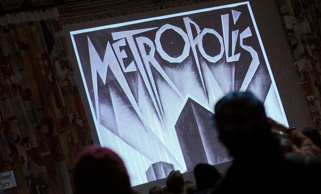 Im Rahmen der Berlinale wird 2010 der Stummfilmklassiker „Metropolis“ vor dem Brandenburger Tor in Berlin gezeigt.