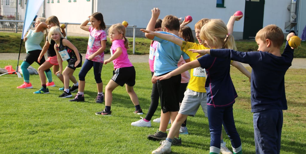 Regelmäßig steht der Nachwuchs auf dem großen Sportkomplex in Angern. Die Förderung des Kinder- und Jugendsports steht hier an erster Stelle.