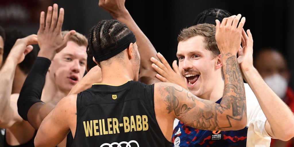 Bayerns Andreas Obst (r) freut sich mit Mitspieler Nick Weiler-Babb nach einem Spiel.