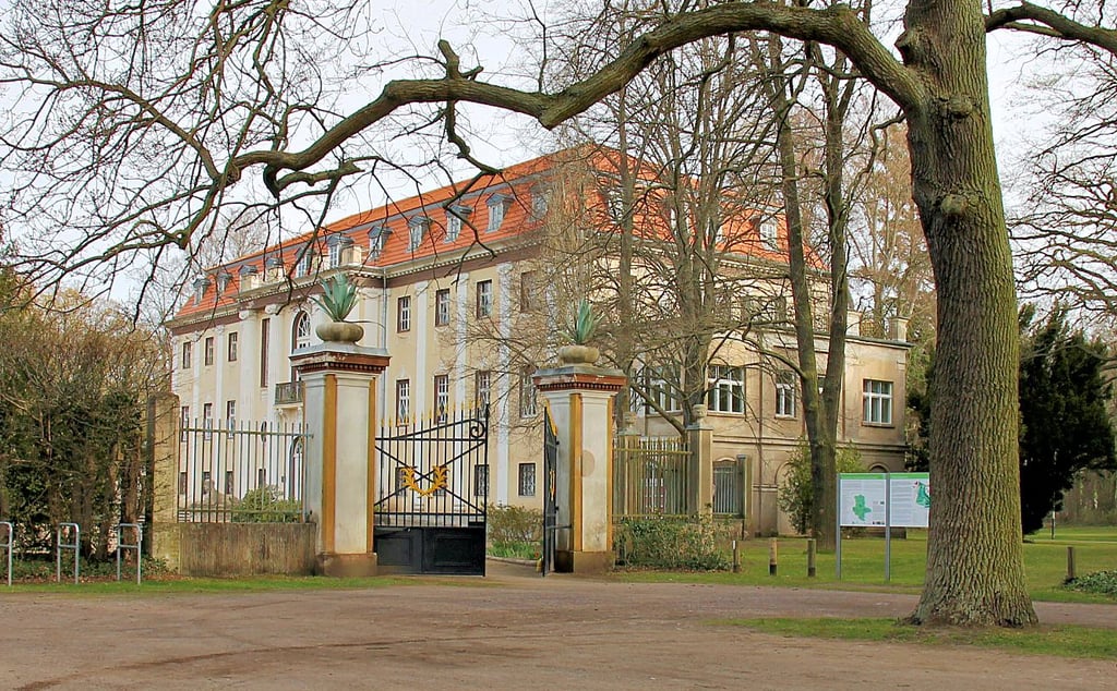 Im Stadtpark Tangerhütte am Neuen Schloss könnte ein Spielplatz geschaffen werden.