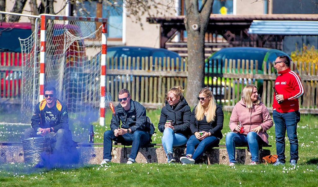Die Fans der gastgebenden länderübergreifenden Spielgemeinschaft setzten auf dem Rastenberger Sportplatz ihre eigenen österlichen Farbtupfer.