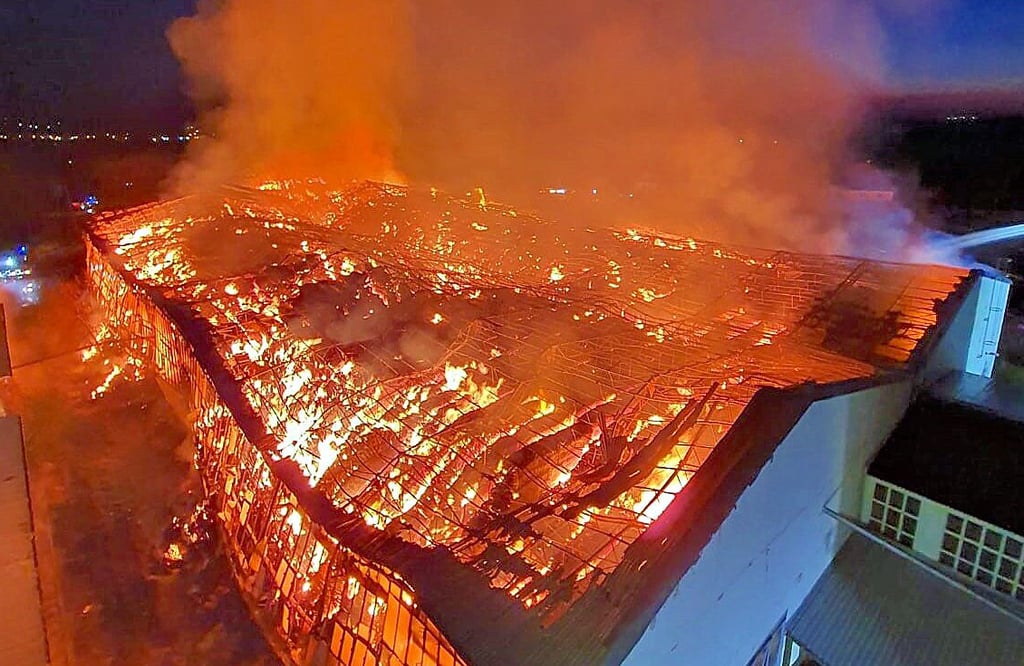 Die große Lagerhalle in Neu Staßfurt brannte in der Nacht von Sonntag zu Montag lichterloh.