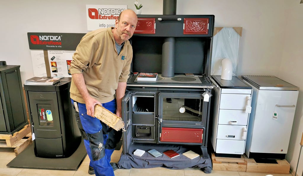 Klötzes Kaminbauer Heiko Hutopp kann sich über Aufträge aktuell nicht beklagen. Bis zum Teil sechs Monate müssen Kunden warten, bevor sie einen wieder in Mode gekommenen Kamin eingebaut bekommen. Omas alter Küchenofen ist dabei voll Trend.