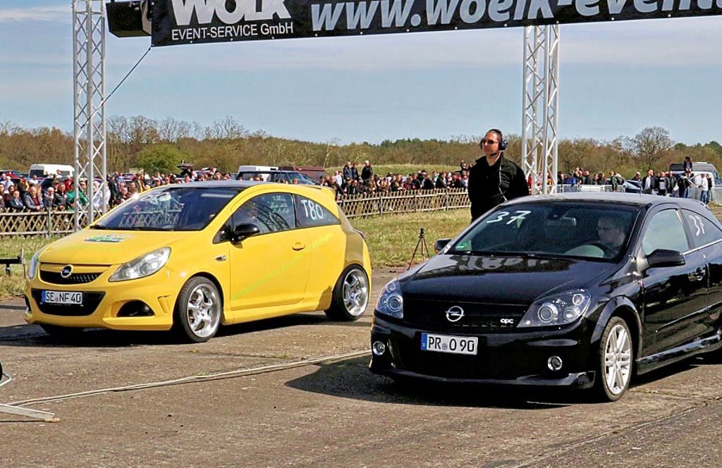 Christian Möhring (im schwarzen Auto) war zum ersten Mal beim Ostercruising in Stendal und nahm am Viertel-Meilen-Rennen teil.