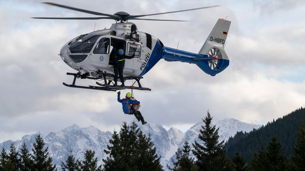 Die Polizei setzte für die Bergung der Verunglückten einen Hubschrauber mit Seilwinde - so wie hier bei einem früheren Einsatz - ein.