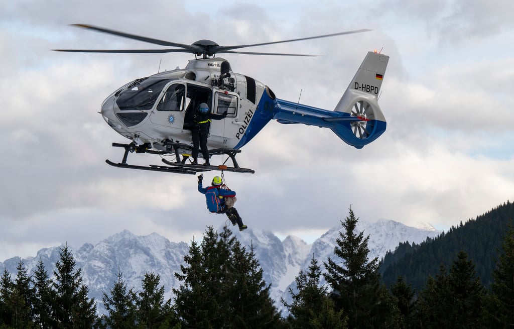 Die Polizei setzte für die Bergung der Verunglückten einen Hubschrauber mit Seilwinde - so wie hier bei einem früheren Einsatz - ein.
