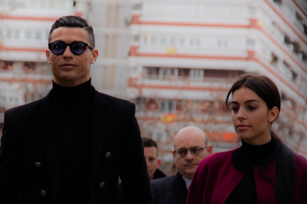 Fußballprofi Cristiano Ronaldo und Freundin Georgina Rodriguez trauern um ihren verstorbenen Sohn. Ronaldos Schwester steht den trauernden Eltern auf Instagram bei.