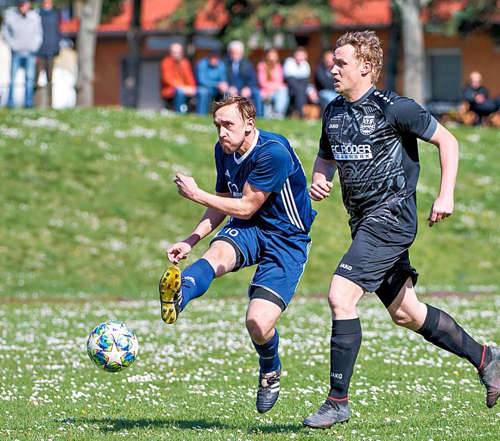 Der Lossaer Mario Rahaus (l.) war der Siegtorschütze gegen Burgwerben.