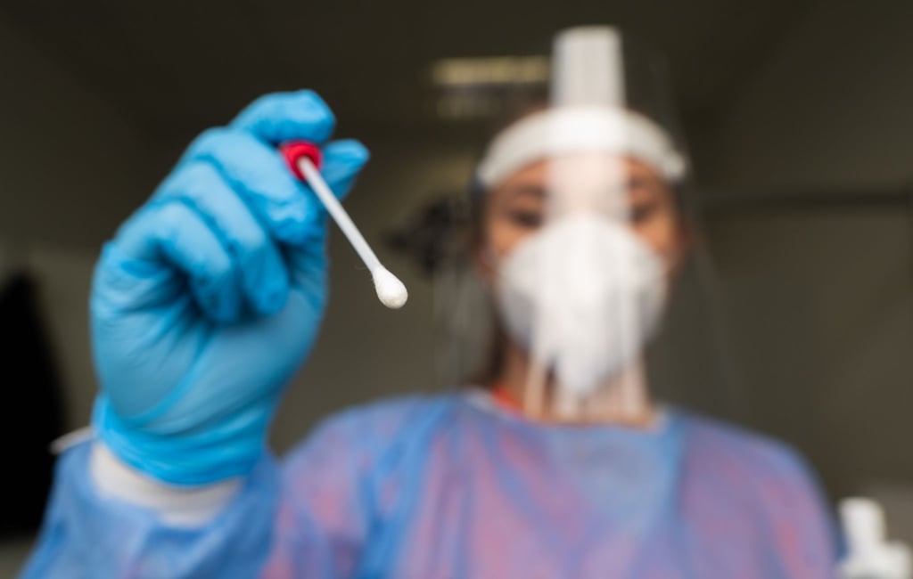 Die Wissenschaftler nahmen für die Studie zwischen April 2020 und Februar 2022 bei insgesamt 565 Corona-infizierten Menschen innerhalb der ersten fünf Tage nach Symptombeginn Abstriche von der Nasenschleimhaut (Symbolfoto).