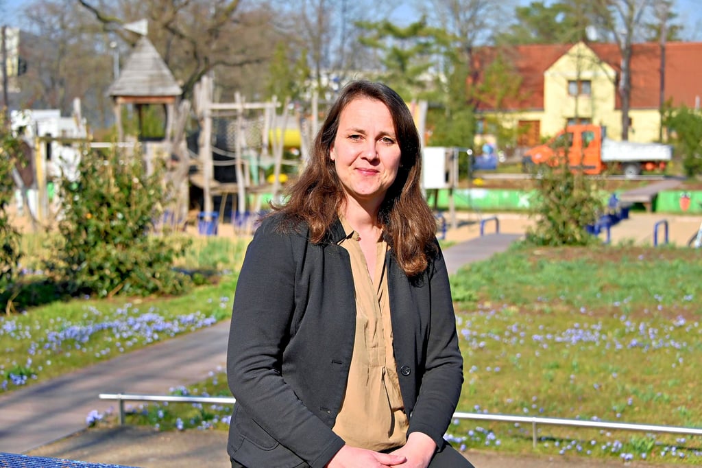 Die Volksstimme lichtete die Kandidaten für die OB-Wahl in Magdeburg an ihrem Lieblingsplatz ab. Nicole Anger entschied sich für den Kinderspielplatz am Pechauer Platz.