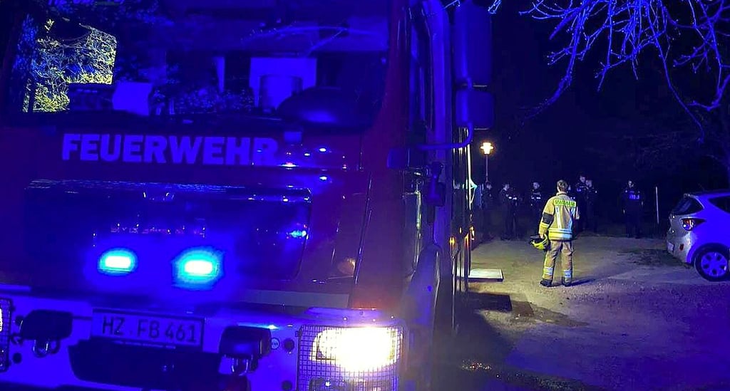Blankenburgs freiwillige Feuerwehr eilte am Ostermontag gegen 21.15 Uhr wegen einer bedrohlichen Feuersäule in die Gartensparte an der Husarenstraße. Doch erst nach dem Anrücken eines massiven Polizeiaufgebots konnten die Kameraden das Gartenfeuer ablöschen.