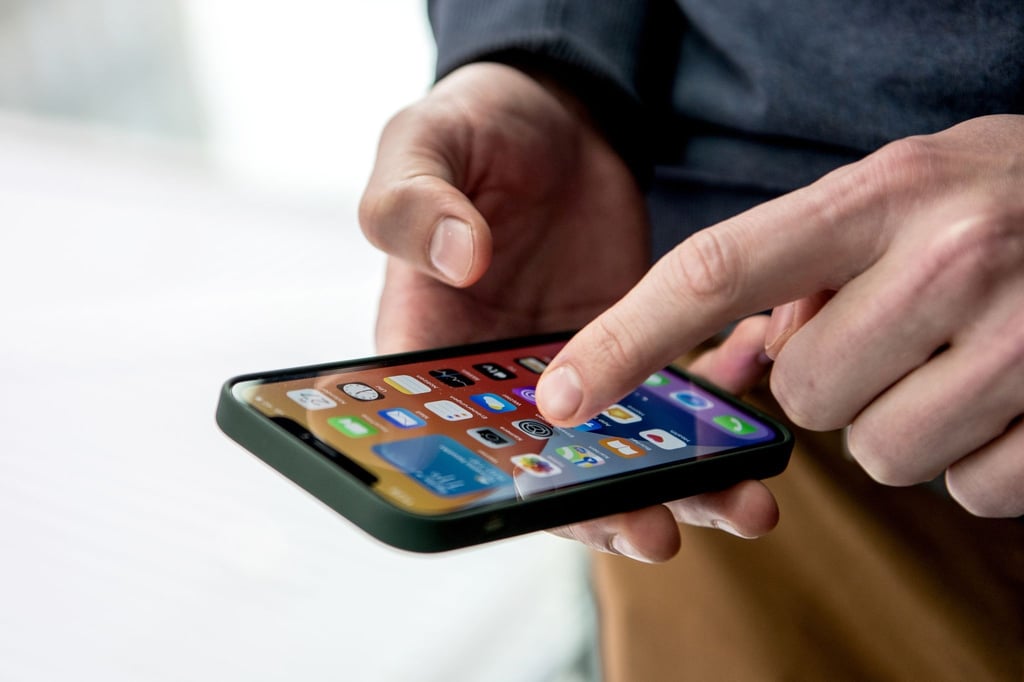 Ein iPhone 12 (Bild) sollte es sein, wenn man Face ID mit Maske nutzen möchte. Impfzertifikate wandern nun aber auch auf älteren iPhones in die Wallet.