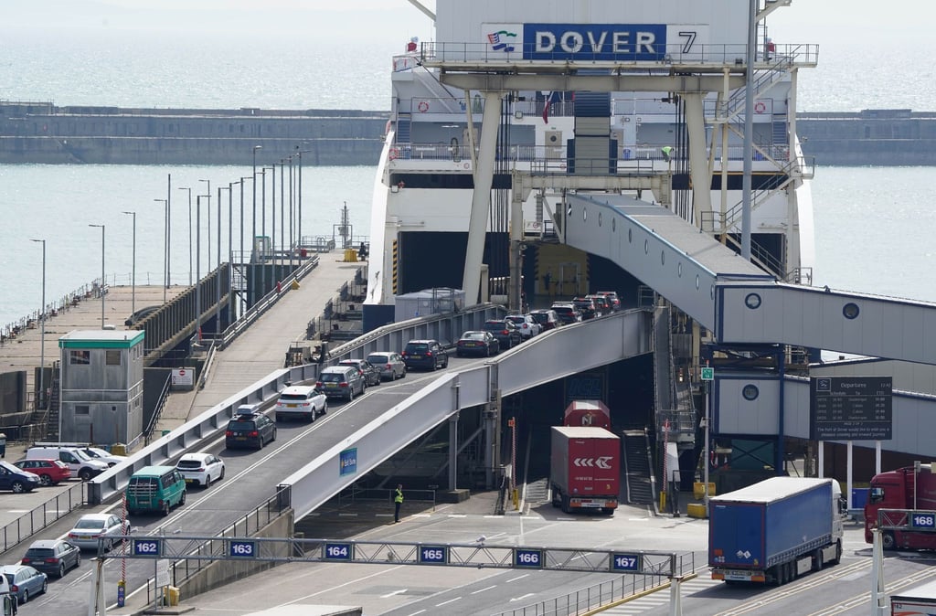 Passagierfahrzeuge fahren auf eine DFDS-Fähre im Hafen von Dover, während die Fahrten von P&O Ferries weiterhin ausgesetzt sind.