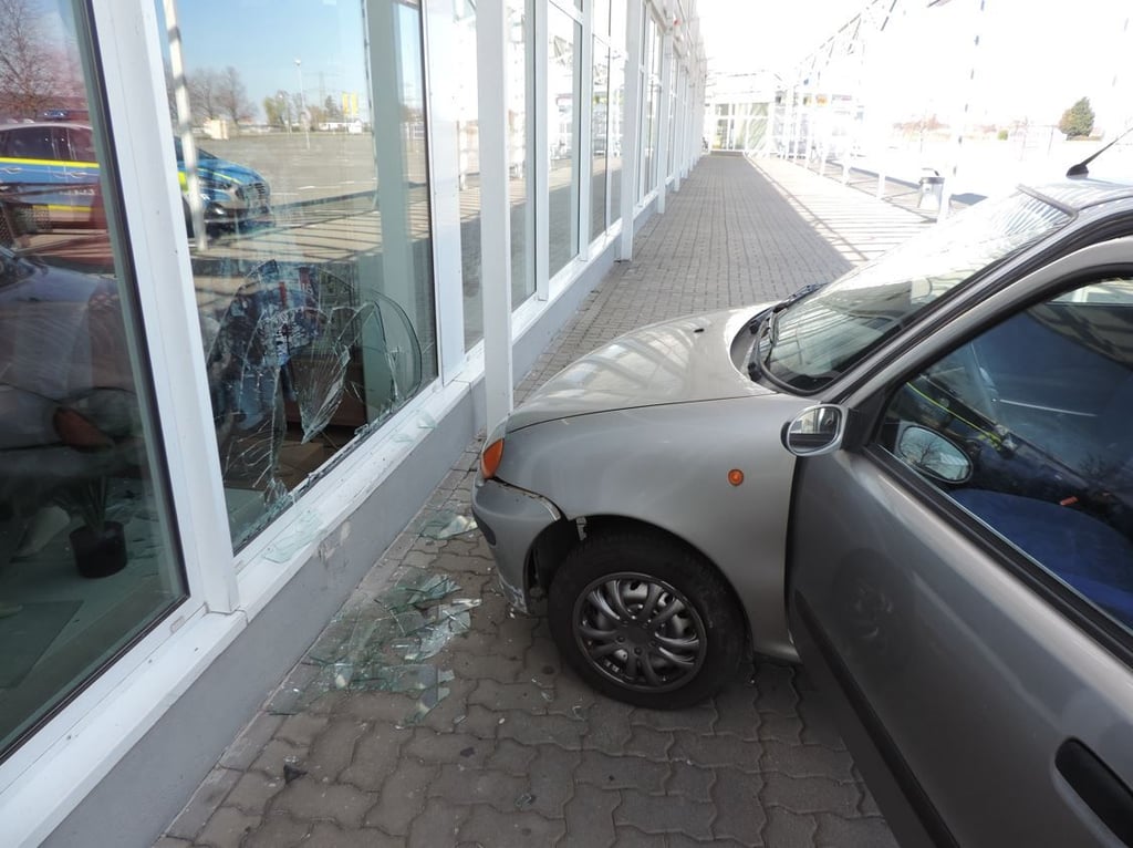 Die 17 Jahre alte Fahrerin hat beim Einparken das Gas- mit dem Bremspedal verwechselt. Damit endete das Manöver in einem Schaufenster. Symbolbild: