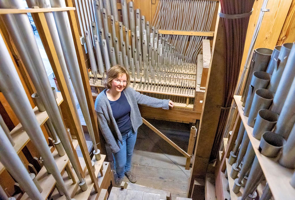 Ein seltener Blick in die Orgel der Michaeliskirche. Johanna Schulze fasziniert  die Schönheit und bietet jetzt Führungen an.