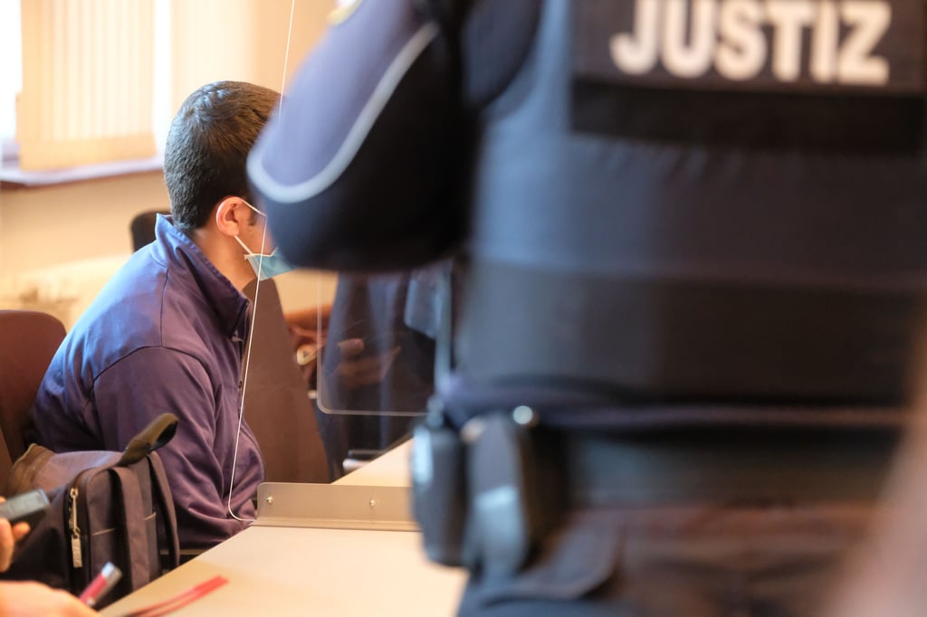 Auftakt zum Mordprozess: Der Angeklagte wartet auf den Prozessbeginn in einem Saal des Landgerichts in Halle.