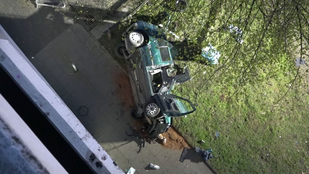 Das Wrack des Autos neben dem Parkhaus.