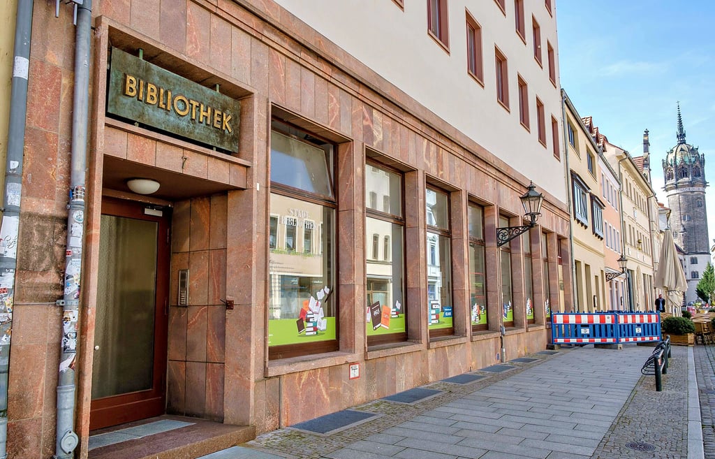 Die Hauptstelle der Wittenberger Stadtbibliothek in der Schloss-Straße wird derzeit noch saniert, doch bald soll Einzug sein.