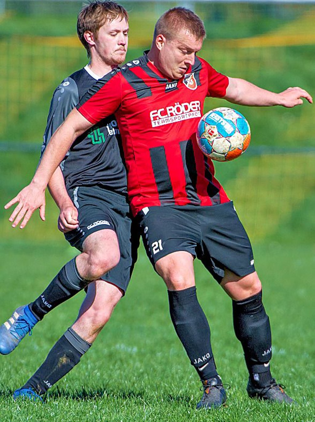 Landesliga-Torjäger Marcel Müller (r.) hatten die Wethautaler, hier Daniel Schmelzer, gut im Griff.