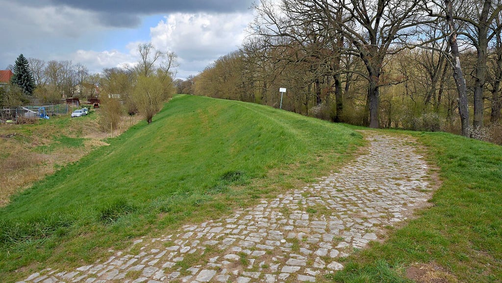 Deichüberfahrt bei Breitenhagen. In Höhe der Ortslage soll voraussichtlich in diesem Jahr der Deich saniert werden. Es werden Spundwände gerammt.