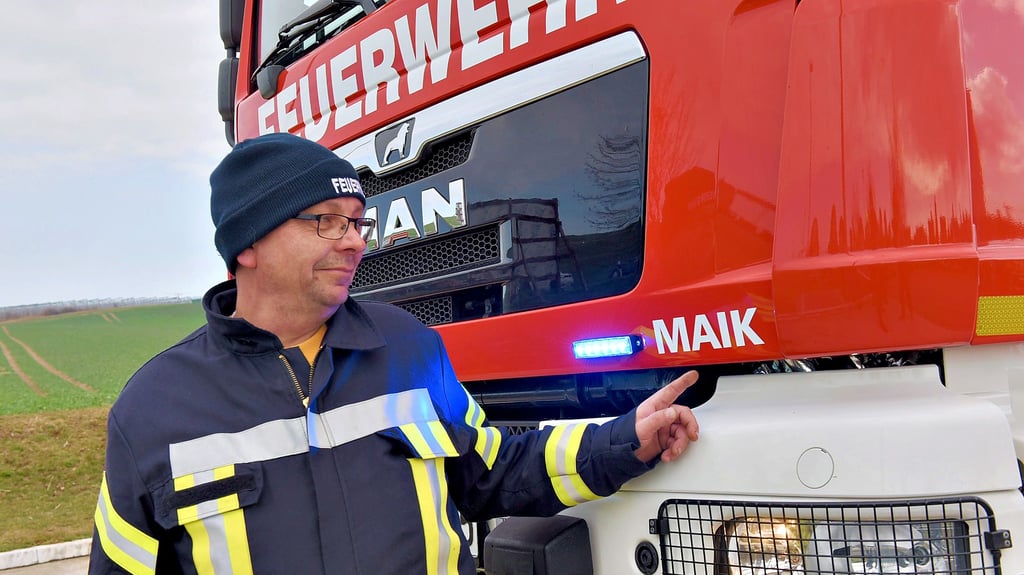 Da steht sein Vorname: Maik Nikel war sichtlich gerührt, als er den Schriftzug auf dem Auto sah.