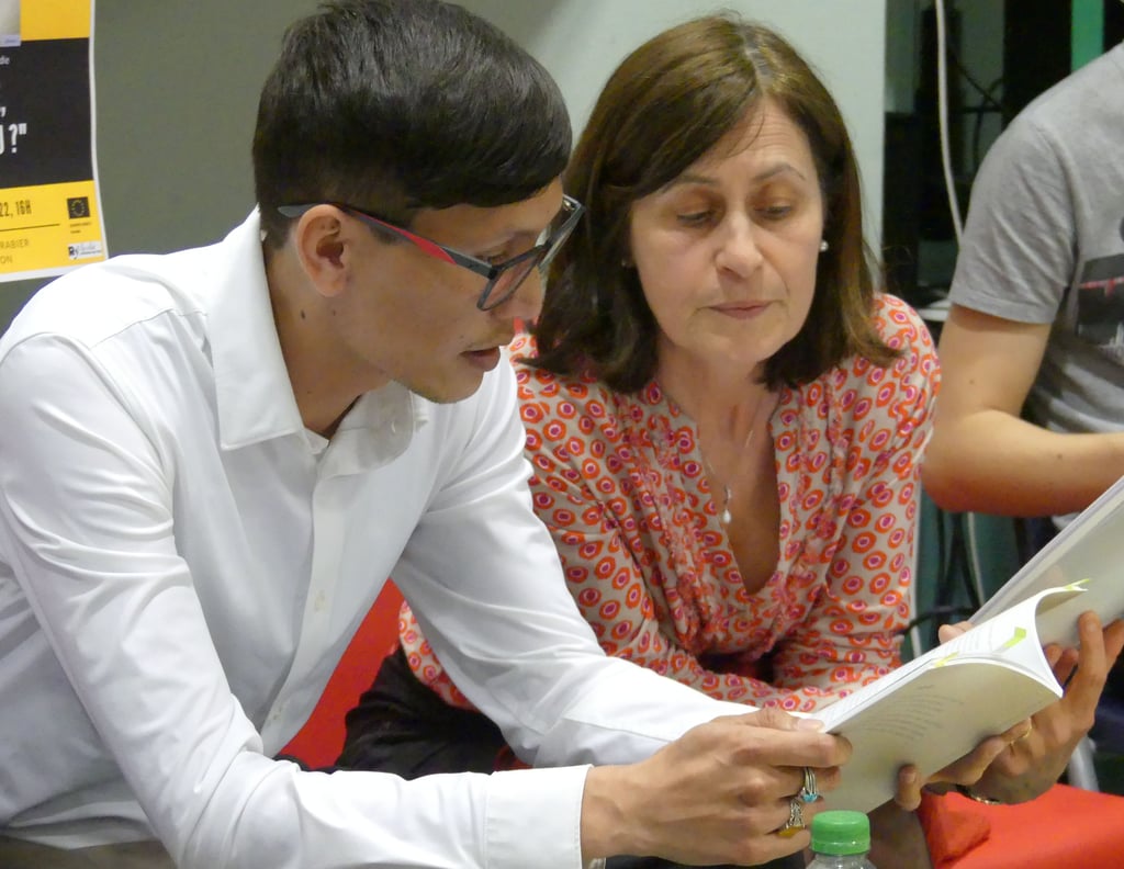 Während der Lesereise kam Hussain Saberi mit vielen Menschen ins Gespräch. Dazu gehörte auch Deutschlehrerin Isabelle Lejeune, die die organisatorischen Fäden in der Hand hatte.