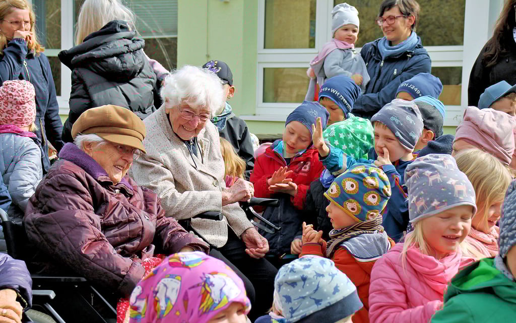 Senioren und Kindergartenkinder in Grieben trafen sich jetzt wieder.