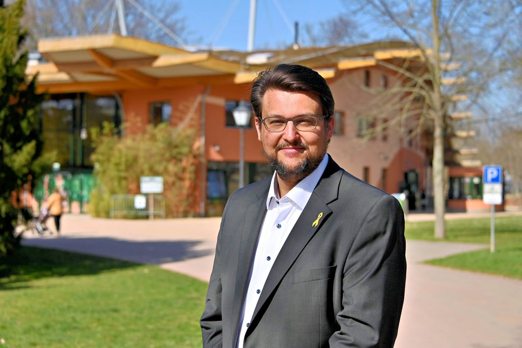 Die Volksstimme lichtete die Kandidaten für die OB-Wahl in Magdeburg an ihrem Lieblingsplatz ab. Tobias Krull entschied sich für den Platz vor dem Zooeingang.