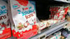 Schokoladenprodukte für Kinder des Herstellers Ferrero im Regal eines Supermartes.