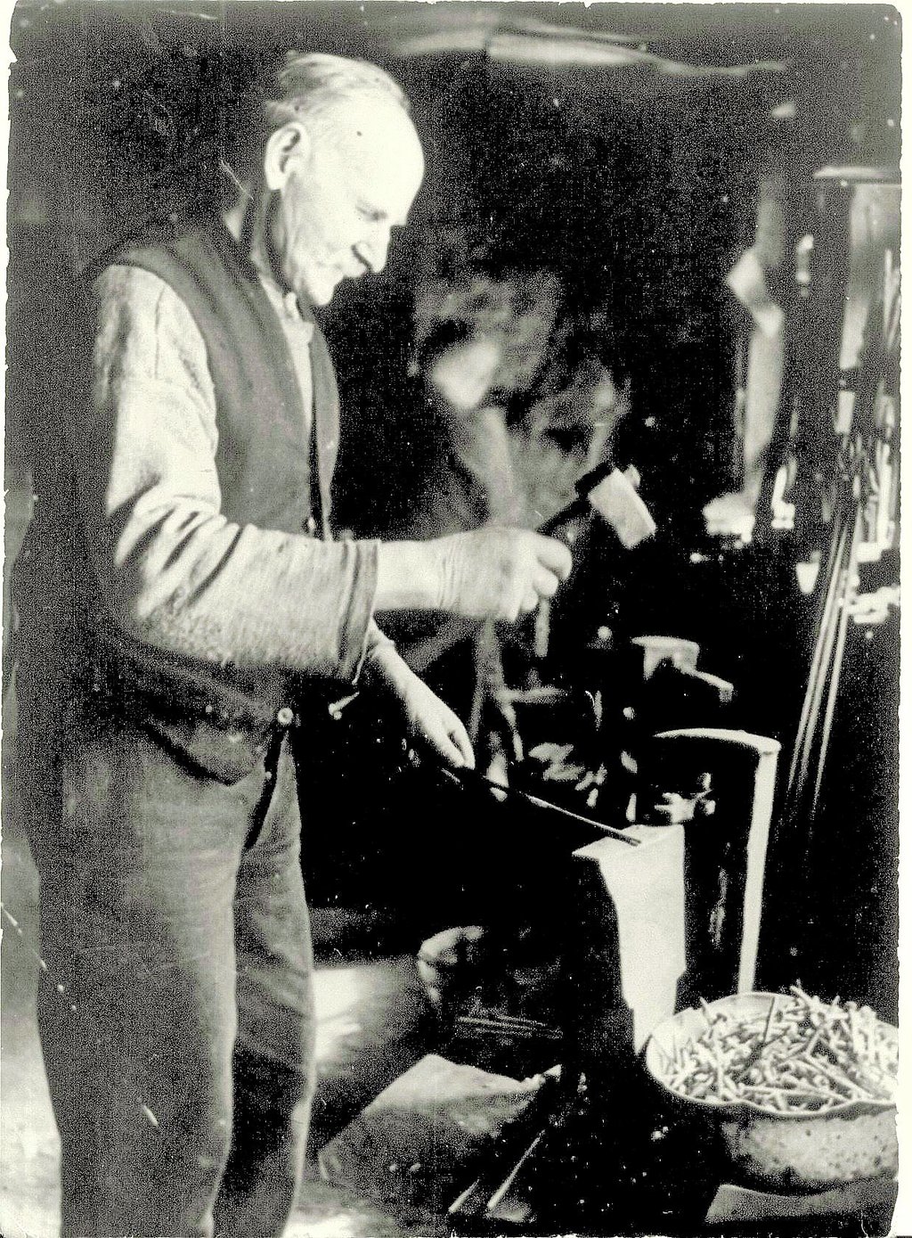 Nagelschmied Louis Hund, bei der Arbeit, nach einer Originalfotografie von Gustav Wille.