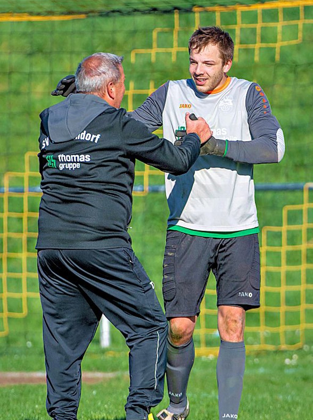Mertendorfs Trainer Ralf Kobylka (l.) freut sich mit Elfmeter-„Töter“ Sebastian Zilse über den Viertelfinal-Einzug.