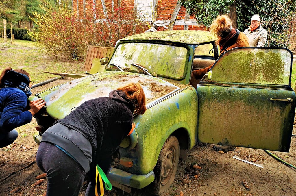 Mit vereinten Kräften schoben Mitglieder und Freunde des Künstlerstadtvereins Kalbe den nicht mehr fahrbereiten Trabant zur Verladung. Er soll in der Trabi-Bude Kalbe ein neues Domizil finden.