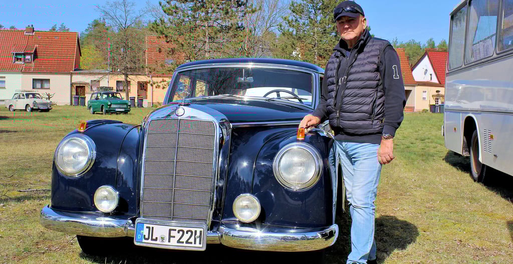 Egon Buckmann vor seinem 1952er Mercedes 300 „Adenauer“.