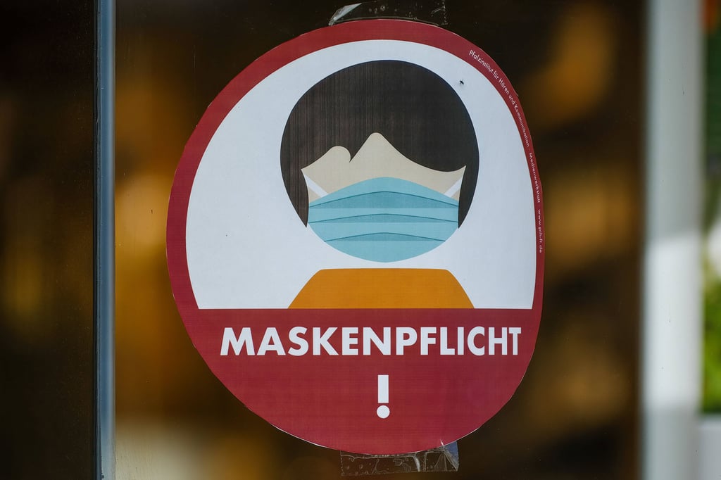 Die Maskenpflicht gilt nur noch in wenigen Bereichen des öffentlichen Lebens. Zugleich bleiben Infektionen auf hohem Niveau.