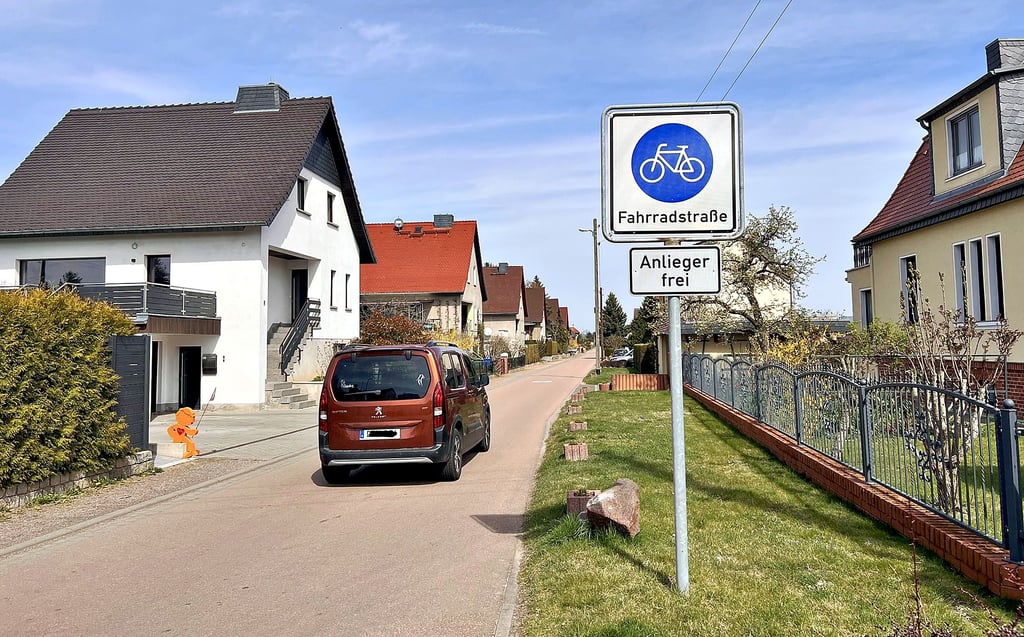 Der Birnbaumweg ist eine Fahrradstraße, Autofahrer mit einem Anliegen dürfen sie aber trotzdem benutzen.