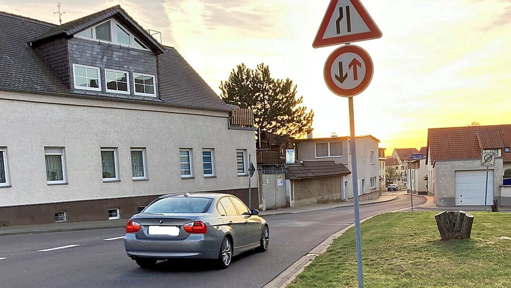 Der Umstand, dass Fahrer in Sohlen aus Richtung Westerhüsen kommend weit in die Verengung fahren, um den Gegenverkehr einzusehen, soll mit einer Fahrbahnmarkierung aufgelöst werden.
