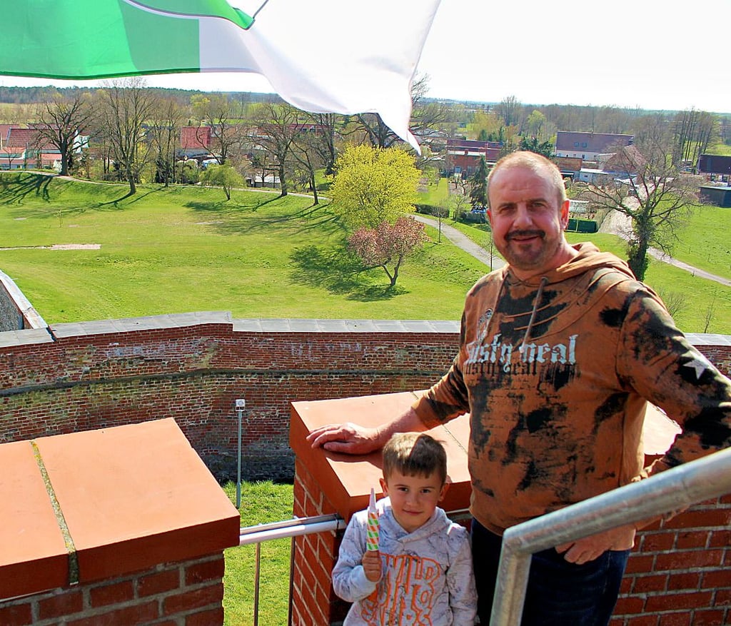 Damien war mit seinem Opa auf den Burgturm gestiegen, und die beiden genossen den Ausblick.