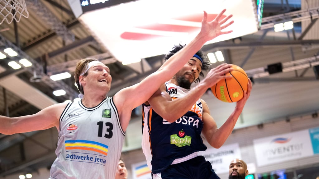 Die Basketball-Teams aus Jena (l.) und Rostock (r.) haben die Bundesliga-Lizenz beantragt.