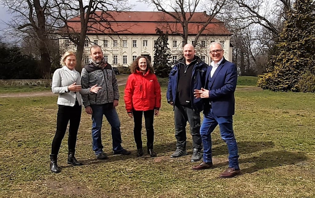 Esther Friehs (li.) und Philipp von Ostau (re.) entwickeln das Schloss und den Park als Herzstück des Ortes Dretzel weiter.