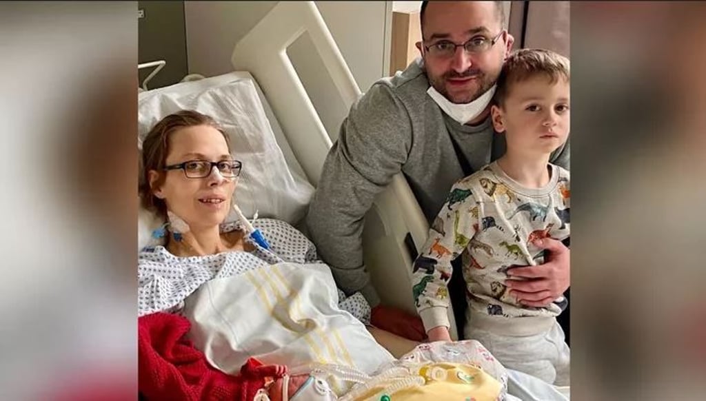 Ein Foto der kleinen Familie im Krankenhaus: Die Hoffnung auf Susanns Genesung erfüllte sich leider nicht. Nach dem plötzlichen Tod der jungen Mutter wollen Freunde dem verwitweten Vater hefen.