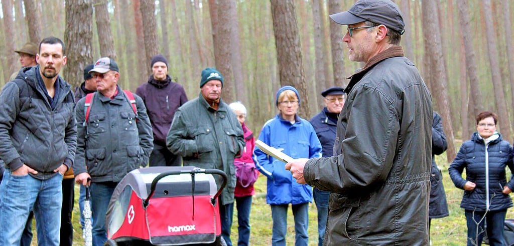 An vielen Haltepunkten auf der Osterwanderung gab es Erläuterungen von Michael Arens (rechts).