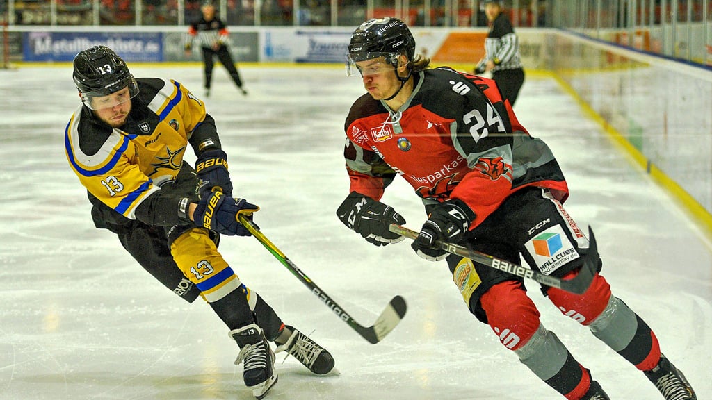 Tatu Vihavainen (r.) ist mit seiner Dynamik und starken Technik von Gegenspielern in der Oberliga kaum zu stoppen.