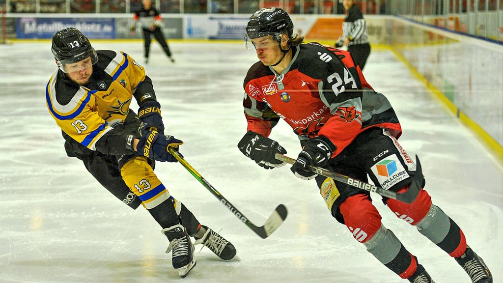 Tatu Vihavainen (r.) ist mit seiner Dynamik und starken Technik von Gegenspielern in der Oberliga kaum zu stoppen.