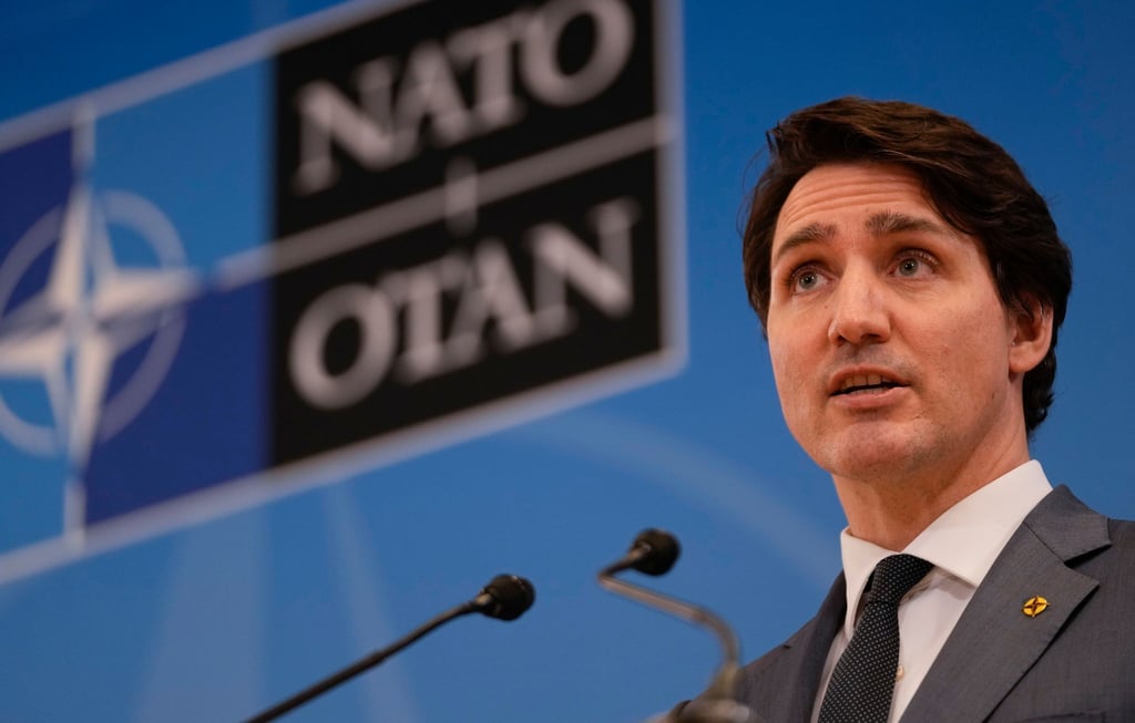 Kanadas Premierminister Justin Trudeau am Rande eines Nato-Sondergipfels Ende März. Sein Land kündigt die Lieferung schwerer Waffen an die Ukraine an.
