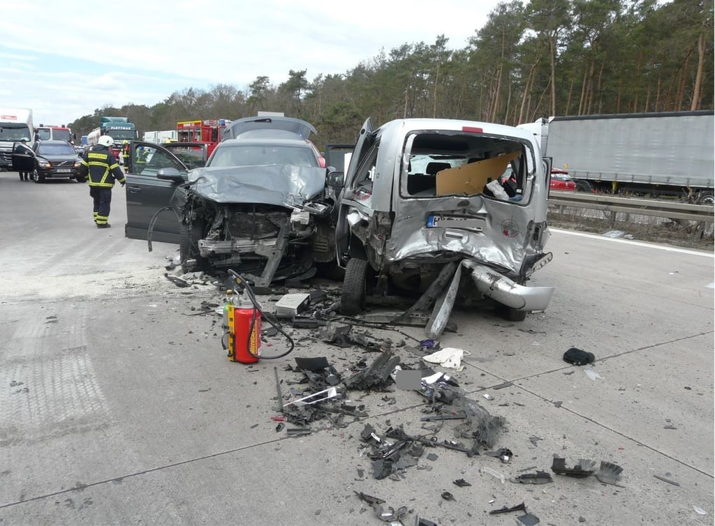 Die Fahrerin eines Audi hat auf der A2 bei Burg in der Börde das Ende eines Staus übersehen. Foto: