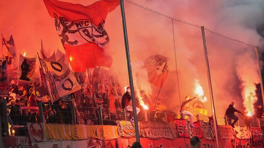 Beim Heimspiel gegen den VfL Osnabrück zündeten die HFC-Fans Pyrotechnik hinter dem Tor.