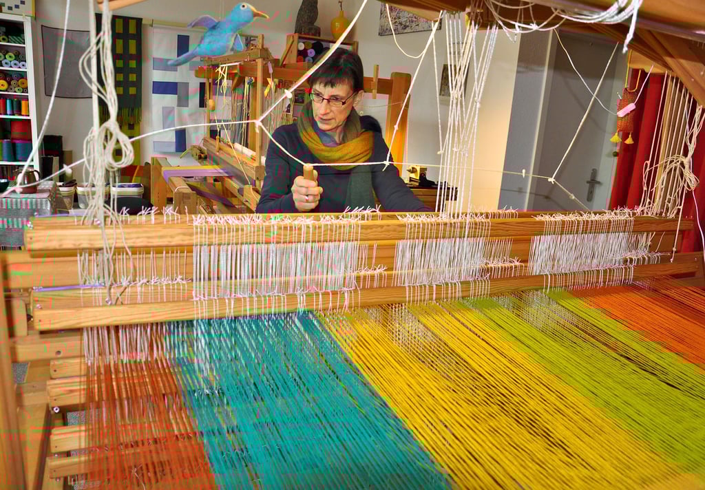 Die Magdeburger Handweberin Anneliese Lauf hat sich für ein seltenes Handwerk entschieden. In Stadtfeld-Ost hat sie eine kleine Werkstatt und produziert nachhaltige, einzigartige Decken und Kissen.