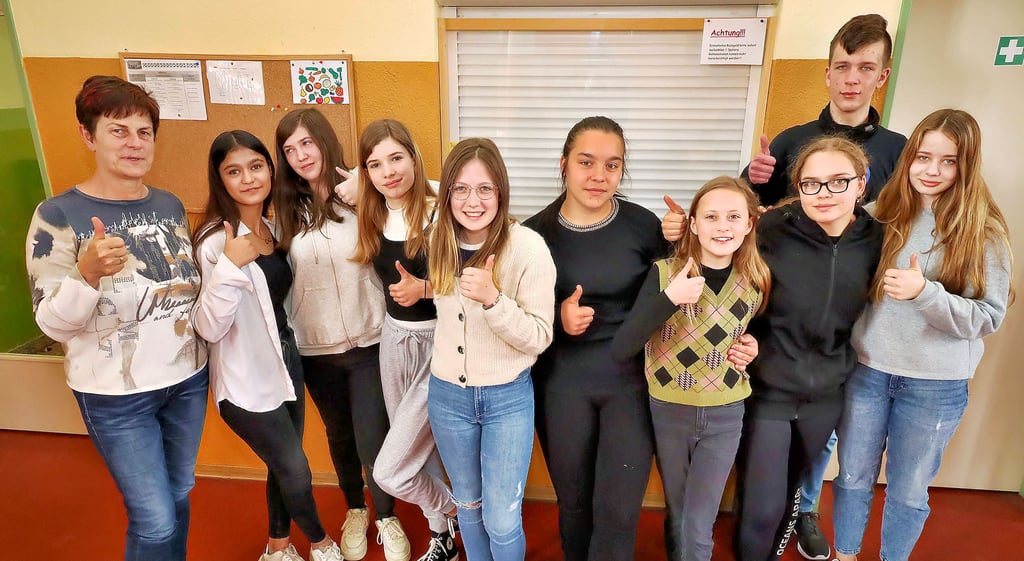 Die Schülerfirma, betreut von Ramona Koch (li), ist an der Sangerhäuser Müntzer-Schule für die Pausenversorgung zuständig.